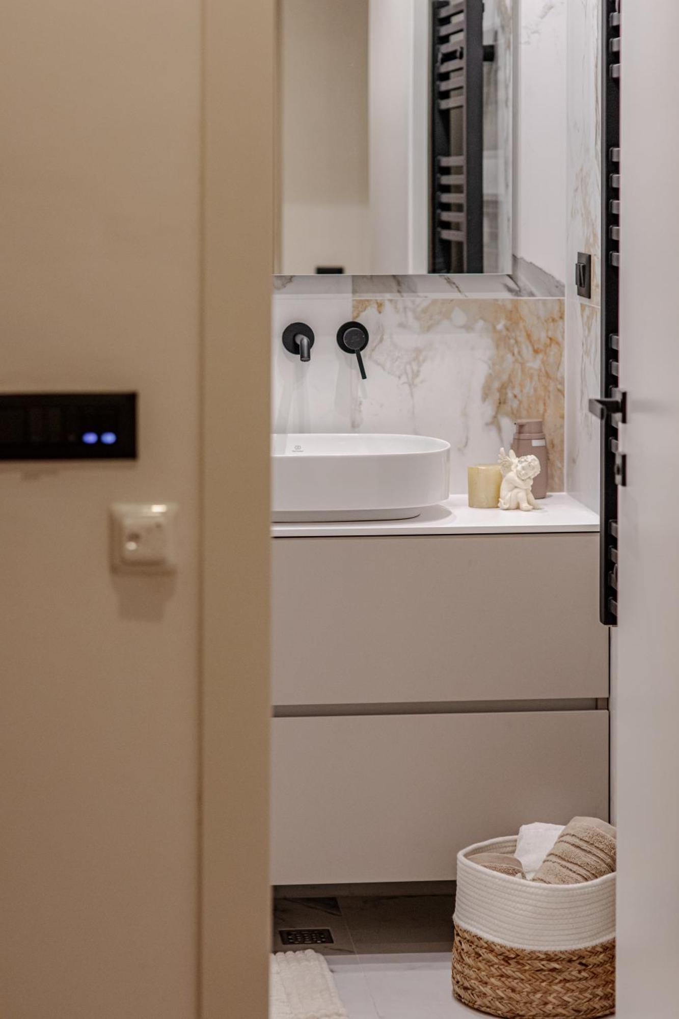 Apartment Stunning Designer Bella With Private Garage
