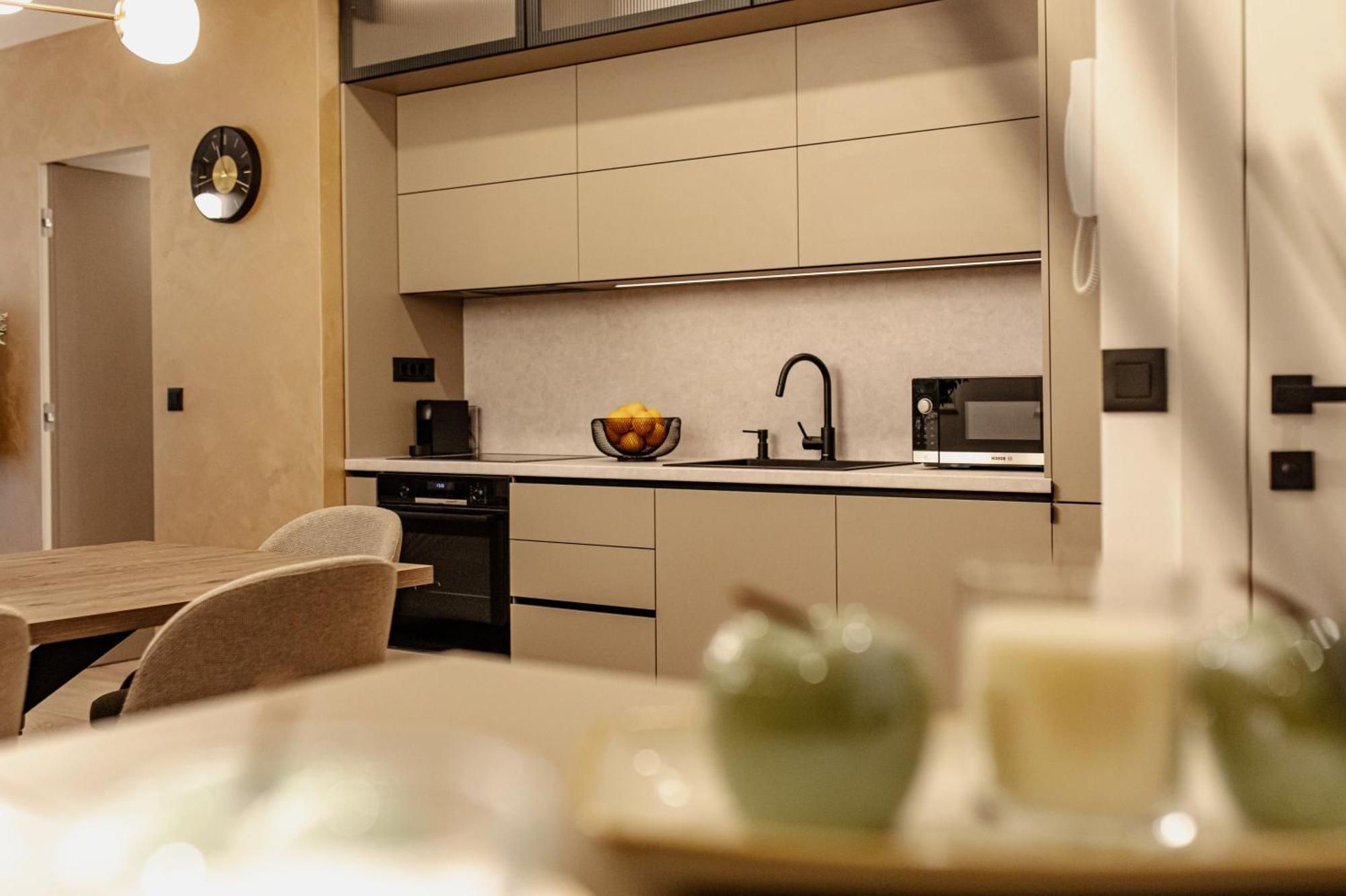 Stunning Designer Bella With Private Garage Apartment Split