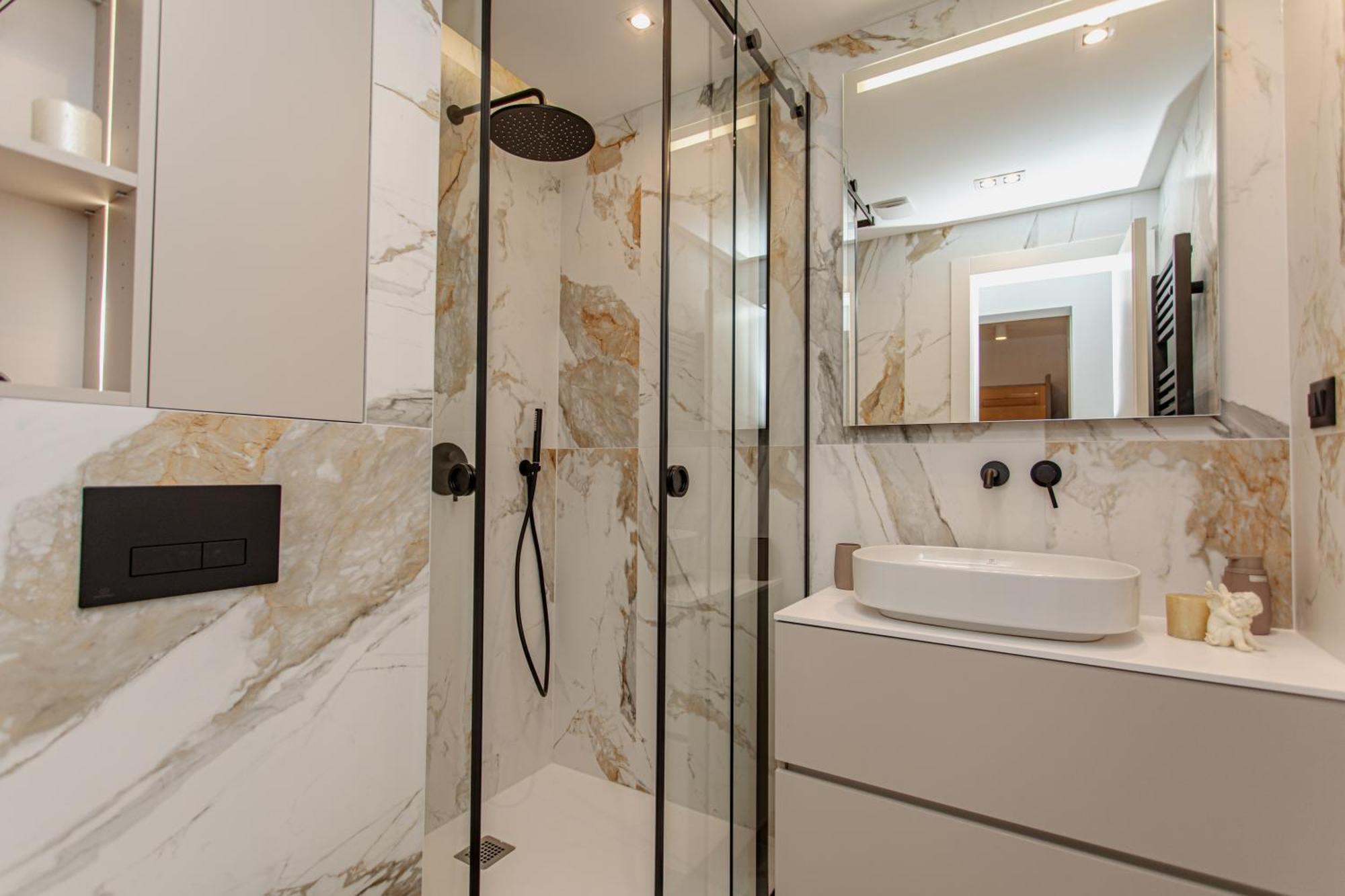 Stunning Designer Bella With Private Garage Split