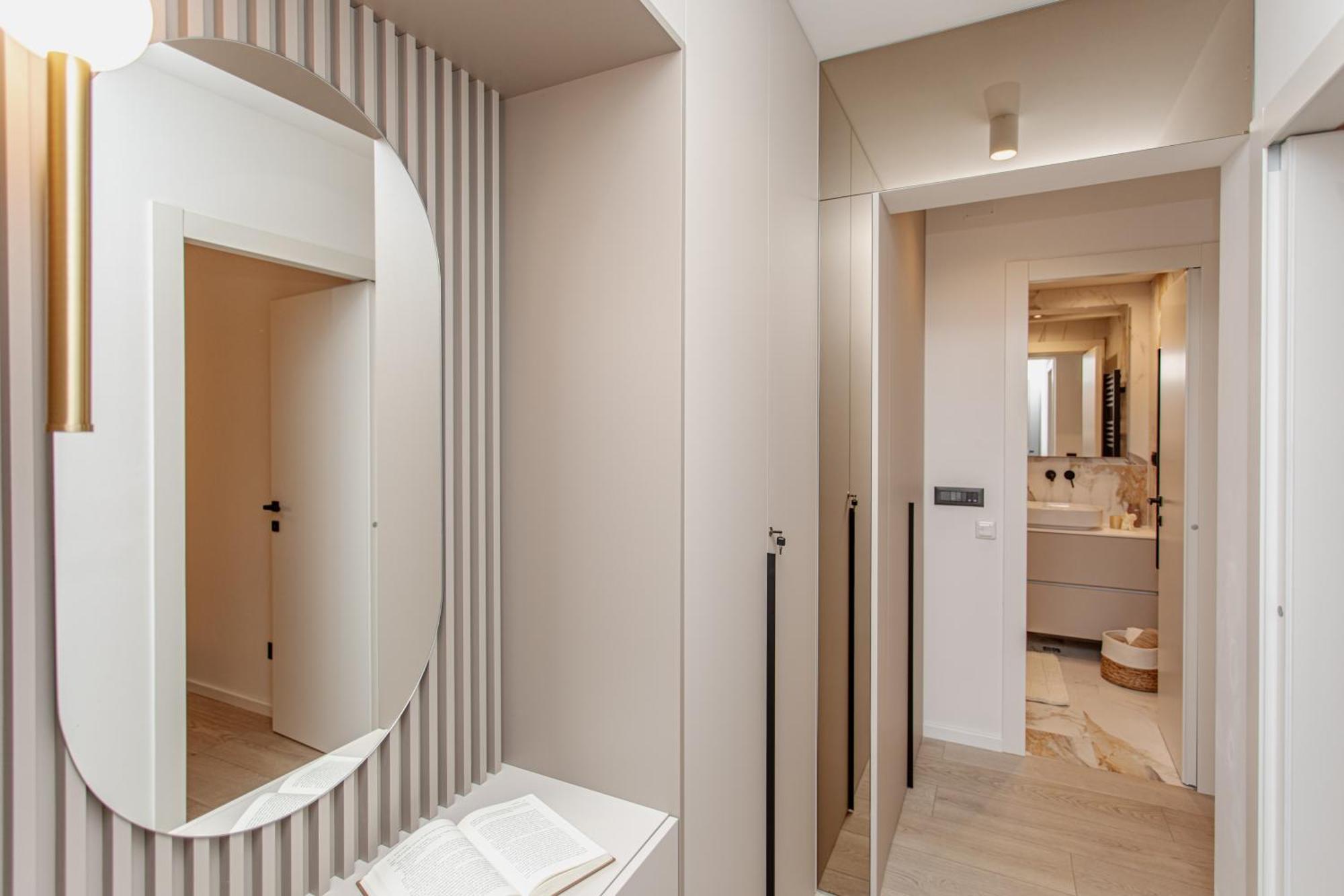 Stunning Designer Bella With Private Garage * Split