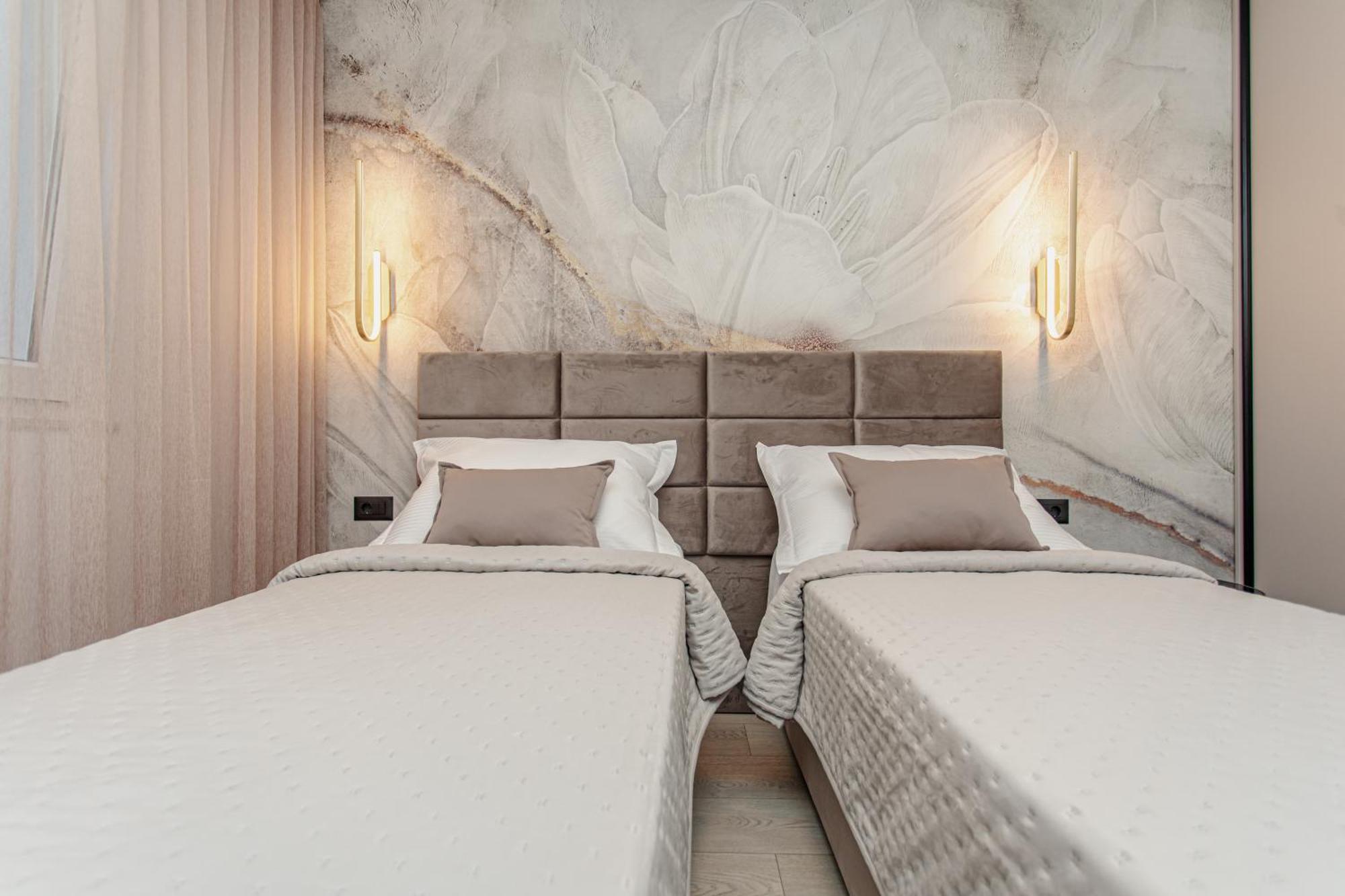 Stunning Designer Bella With Private Garage Split