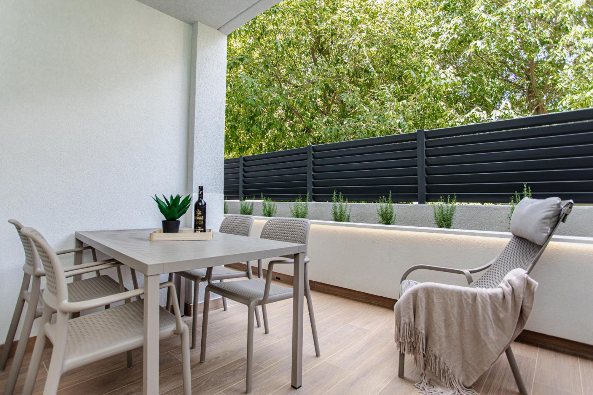 Stunning Designer Bella With Private Garage Split