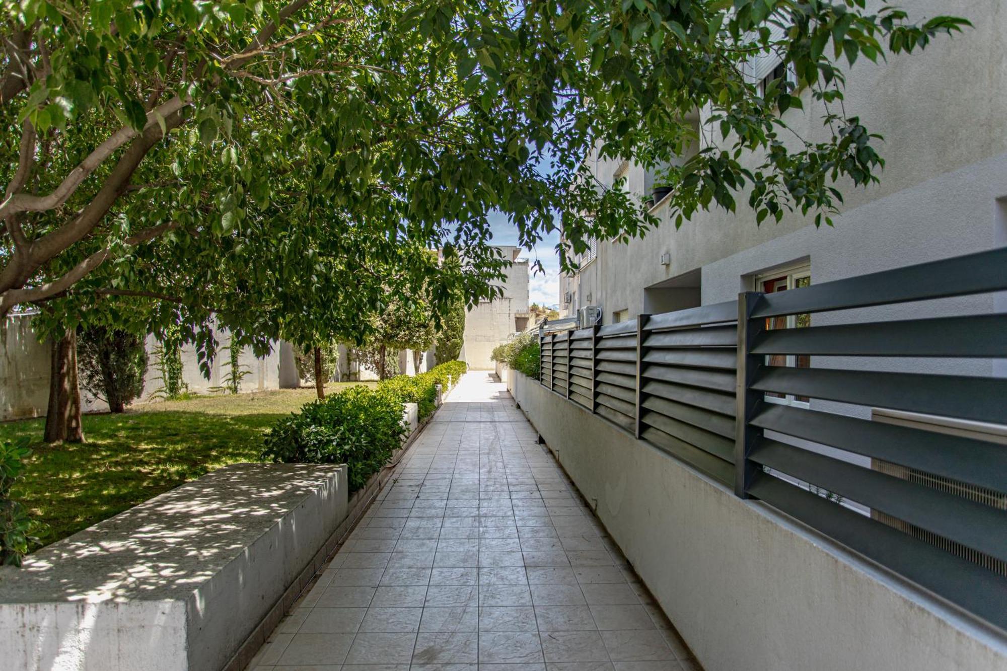 Apartment Stunning Designer Bella With Private Garage