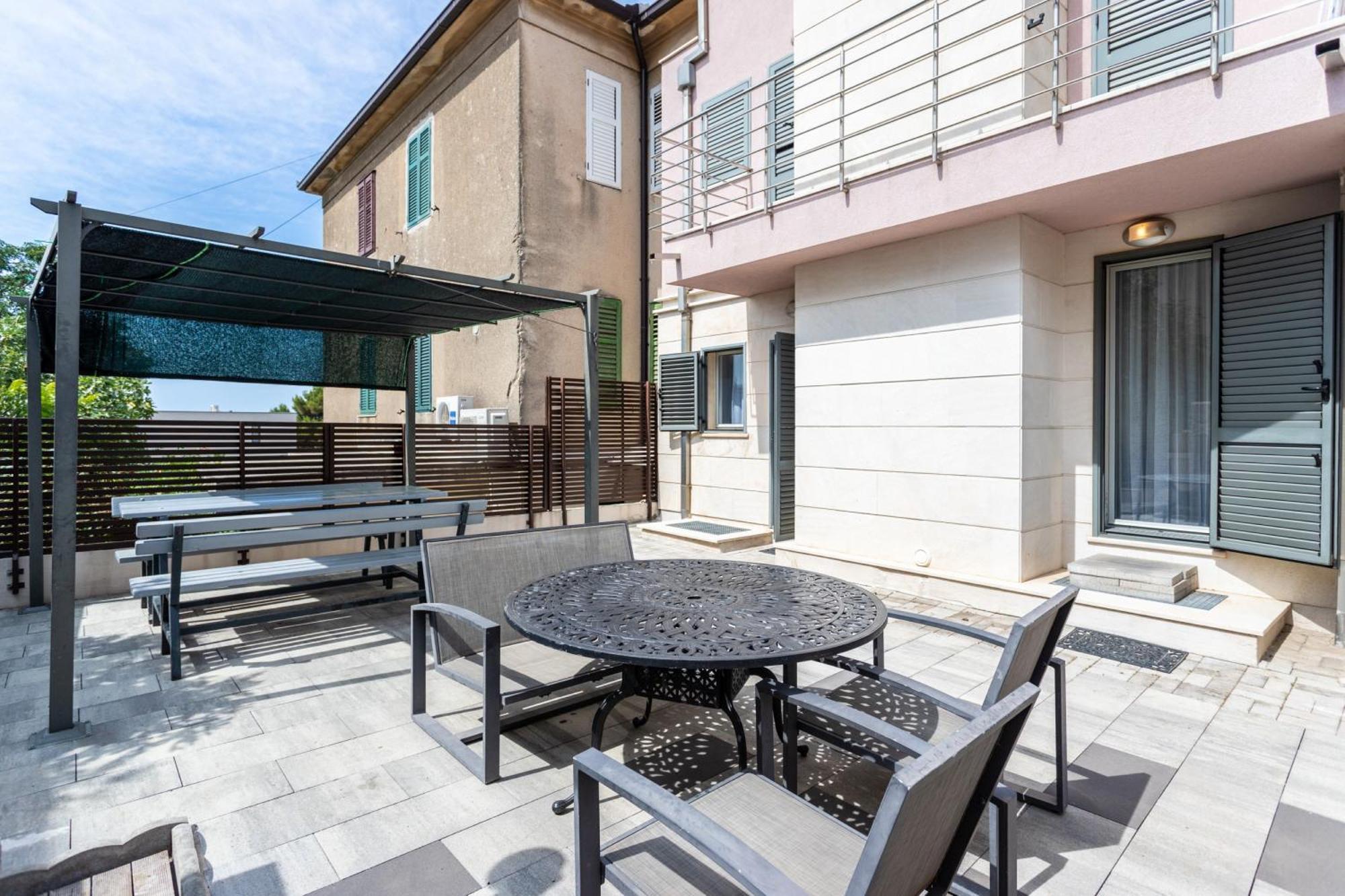 Beautiful Luxury House W Sea View & Outside Space *