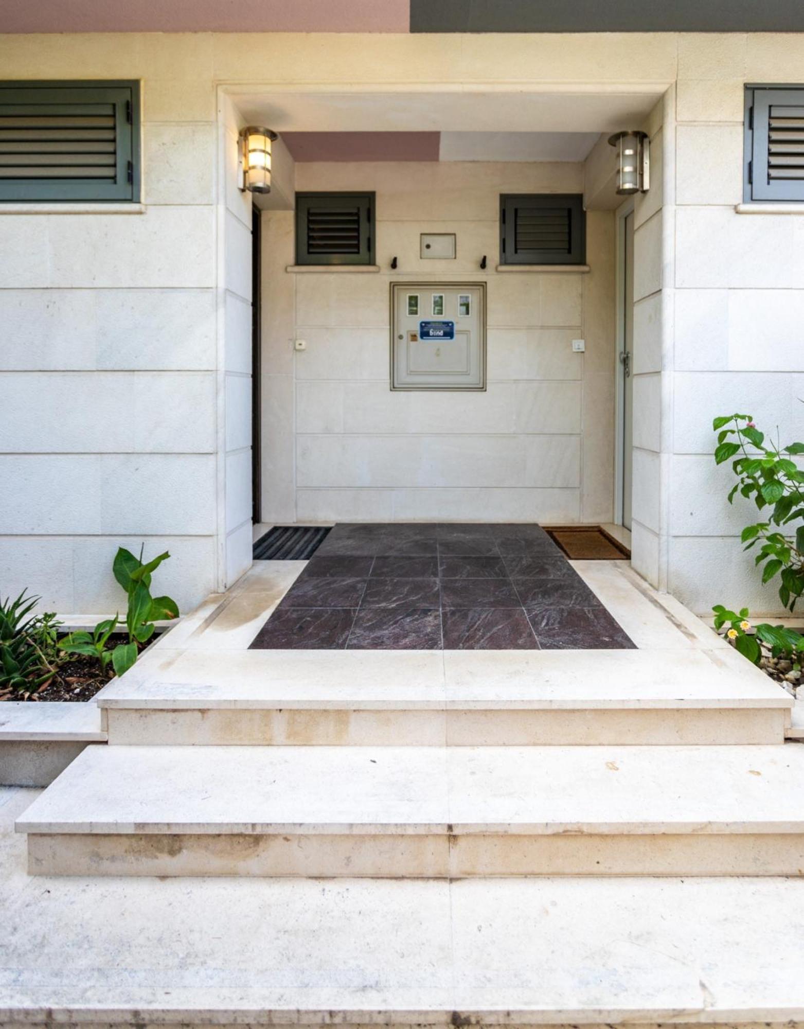 Beautiful Luxury House W Sea View & Outside Space
