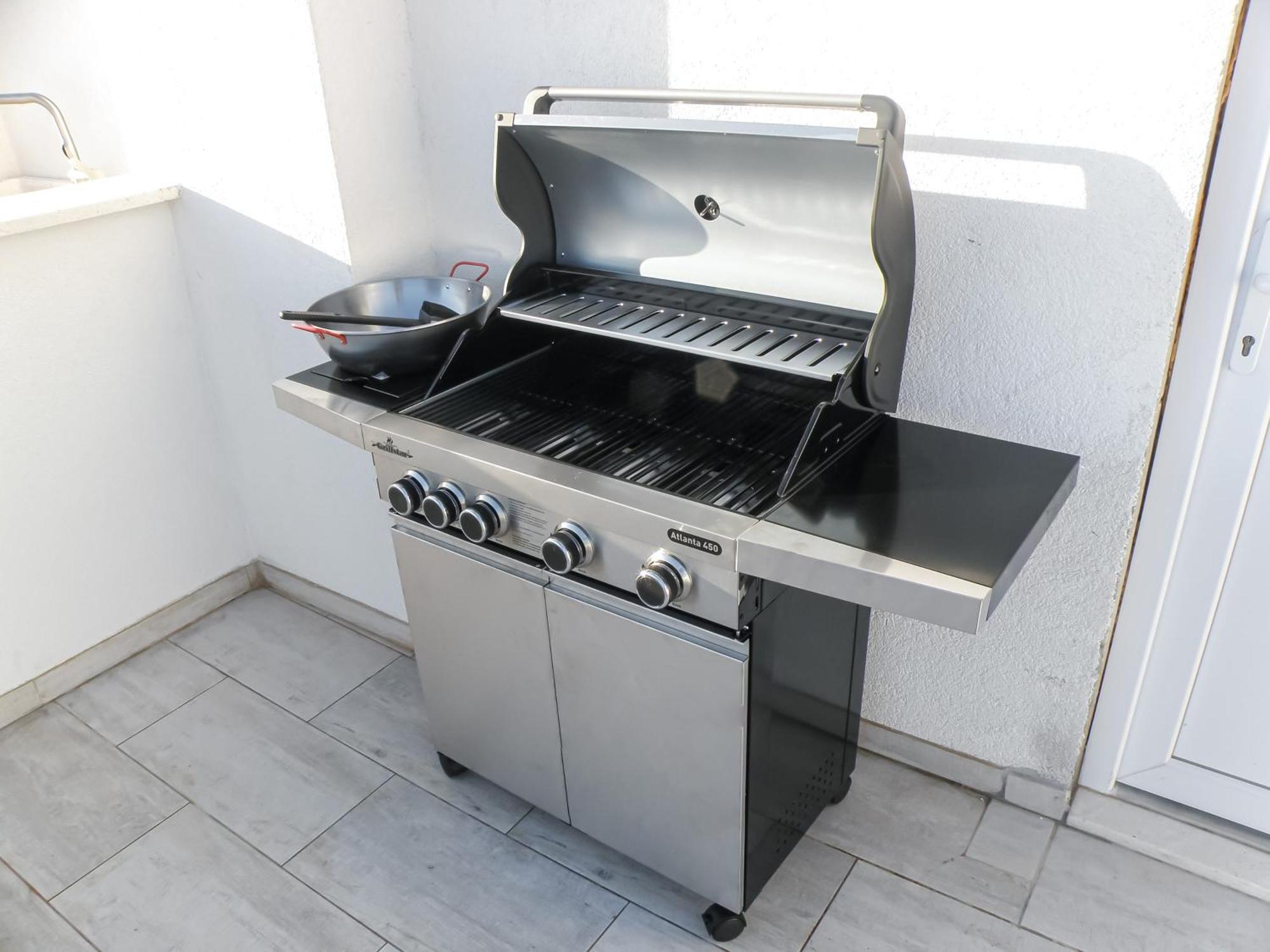 With Terrace And Free Parking - Nearby Apartment *