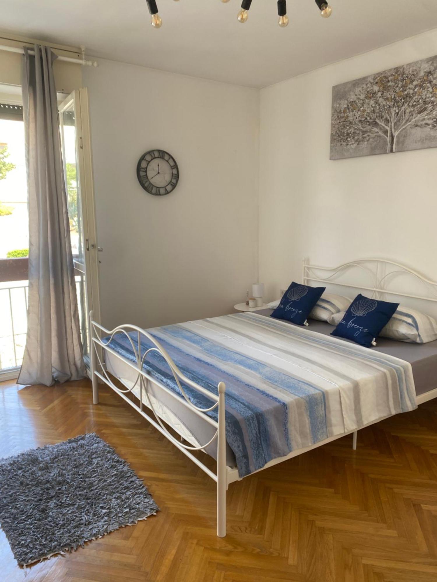 Niko - Self Check - In Apartment