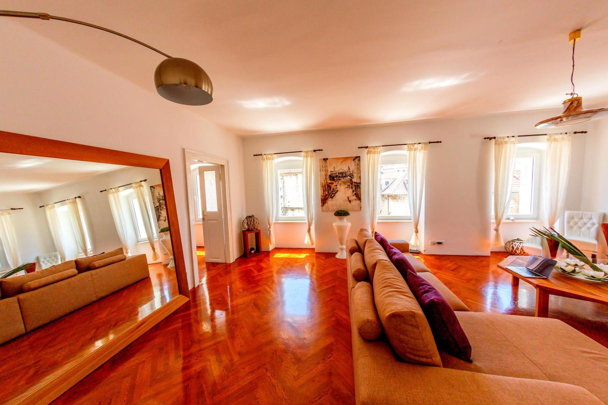 Luxe Collection @ Centre Old Town Apartment