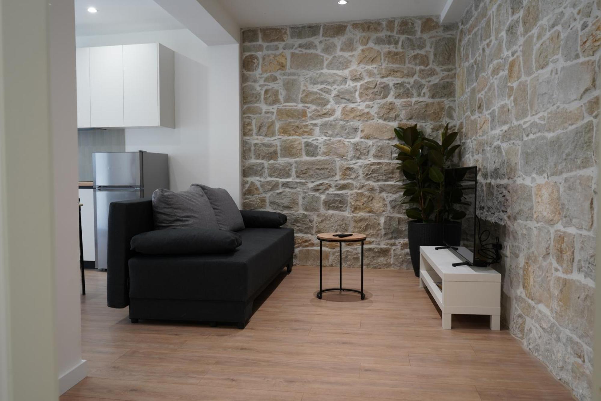 Luxury Seaside Apartment For 4, Steps From The Beaches, Bars, Restaurants, Center Of Stobrec