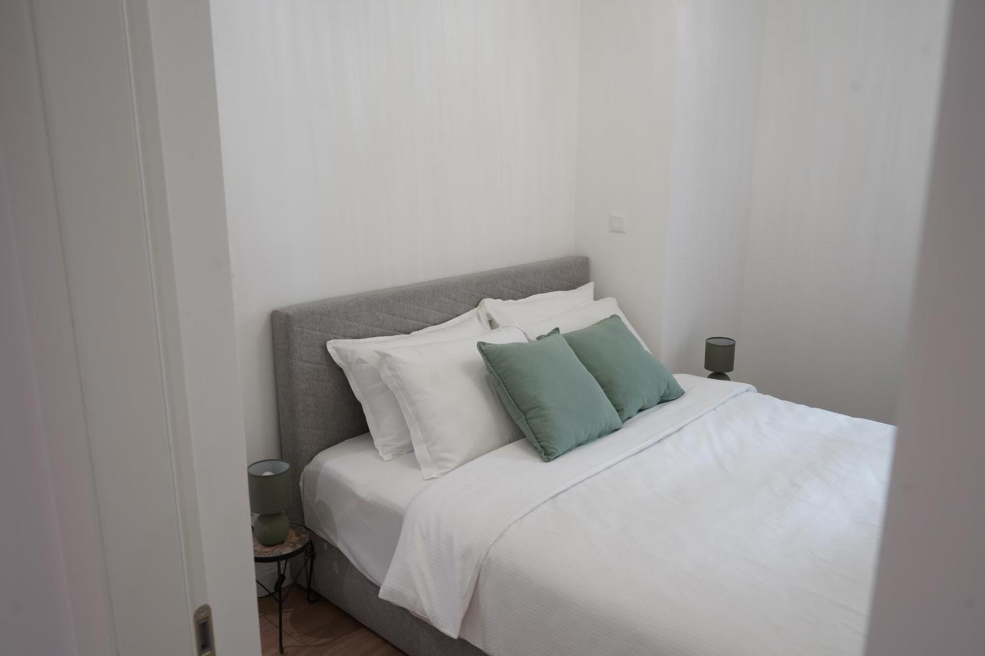 Luxury Seaside Apartment For 4, Steps From The Beaches, Bars, Restaurants, Center Of Stobrec Apartment Split