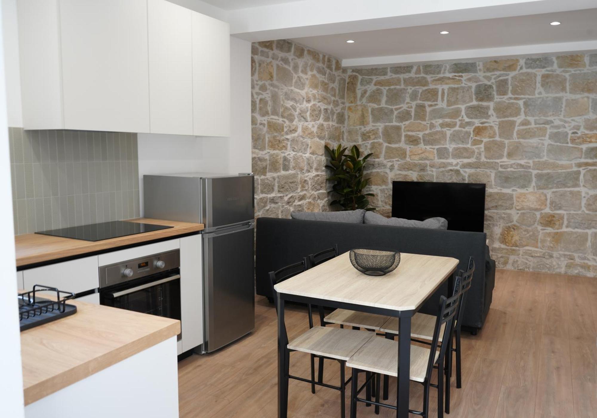 Luxury Seaside Apartment For 4, Steps From The Beaches, Bars, Restaurants, Center Of Stobrec