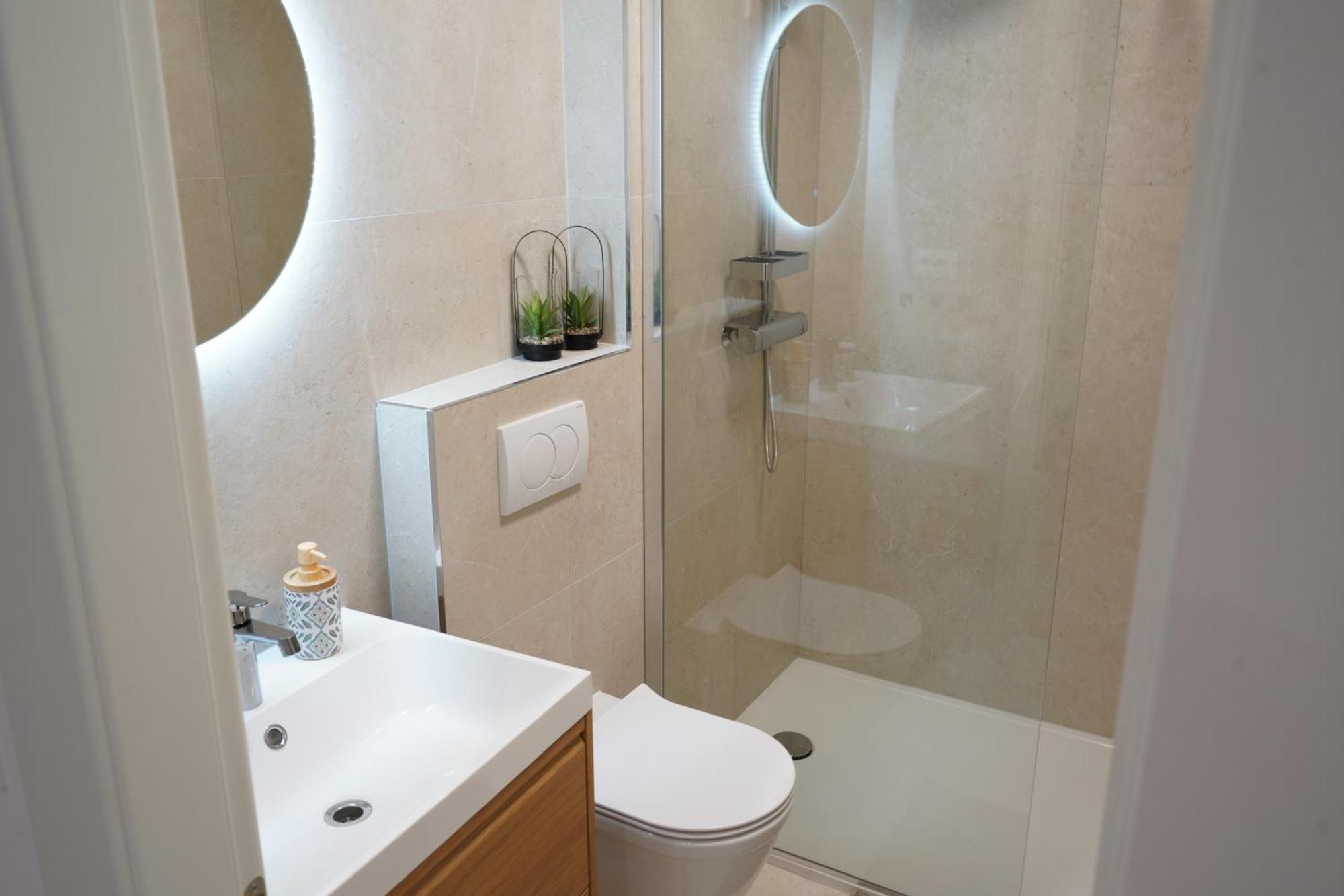 Apartment Luxury Seaside Apartment For 4, Steps From The Beaches, Bars, Restaurants, Center Of Stobrec