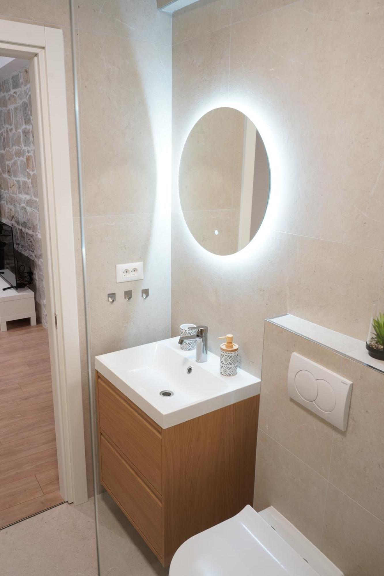 Luxury Seaside Apartment For 4, Steps From The Beaches, Bars, Restaurants, Center Of Stobrec Apartment *