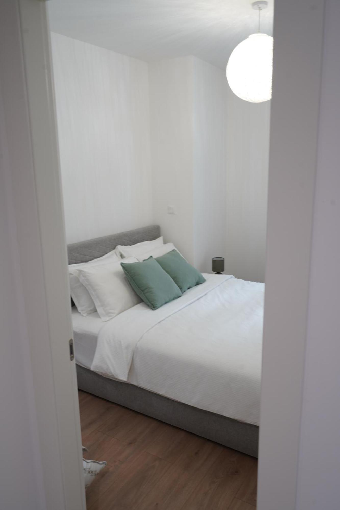 Luxury Seaside Apartment For 4, Steps From The Beaches, Bars, Restaurants, Center Of Stobrec Split
