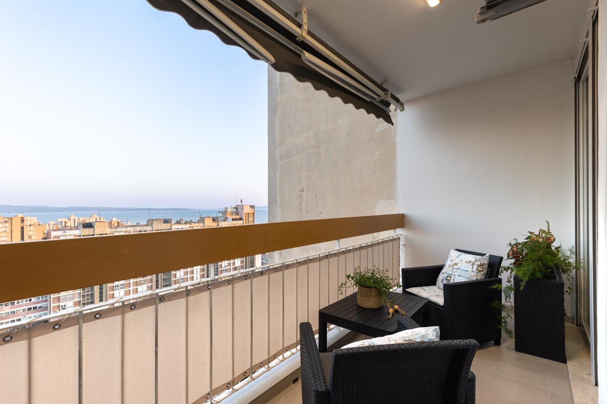 Tranquil Retreat W/ Balcony Sea View & Workspace Split