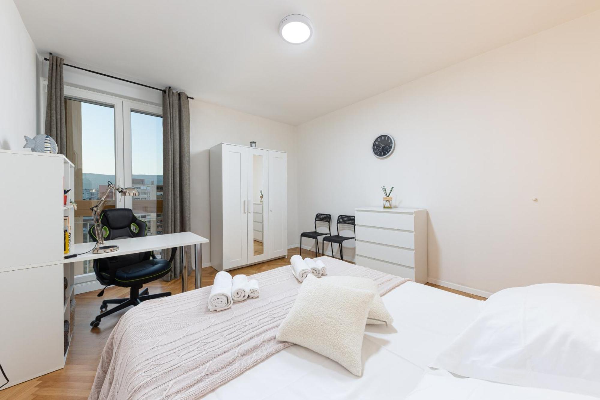 Tranquil Retreat W/ Balcony Sea View & Workspace Apartamento