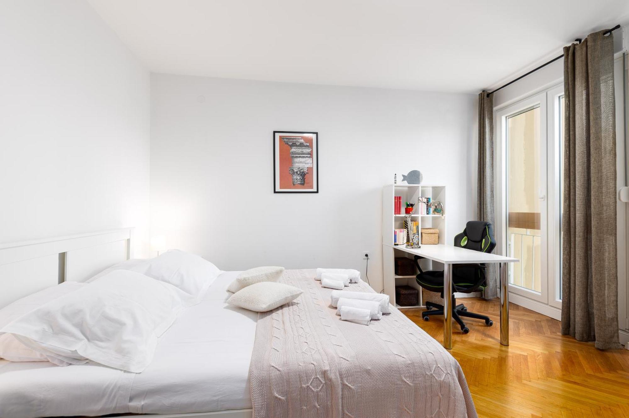 Apartamento Tranquil Retreat W/ Balcony Sea View & Workspace