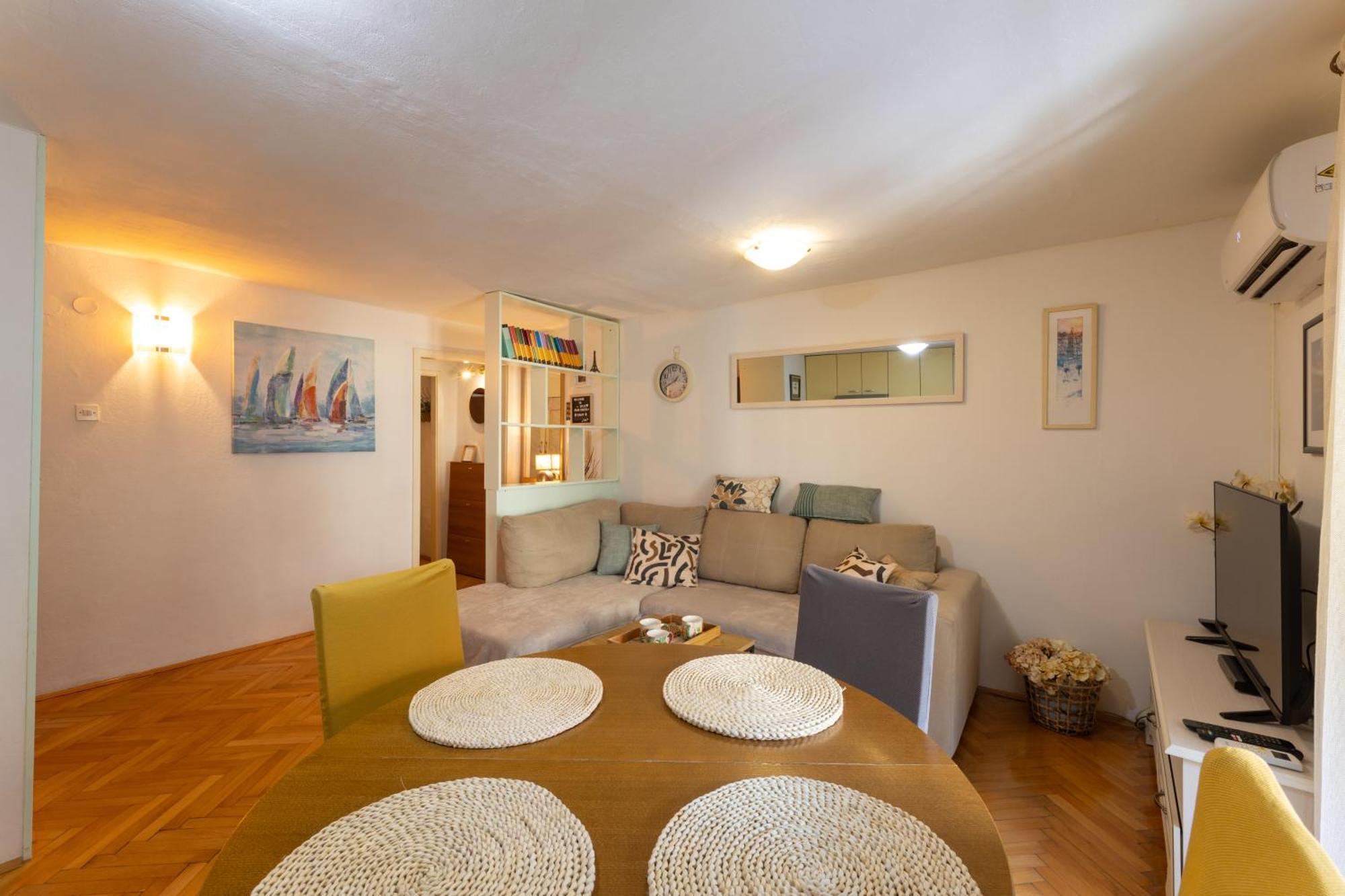 Toni Old Center Apartment Split