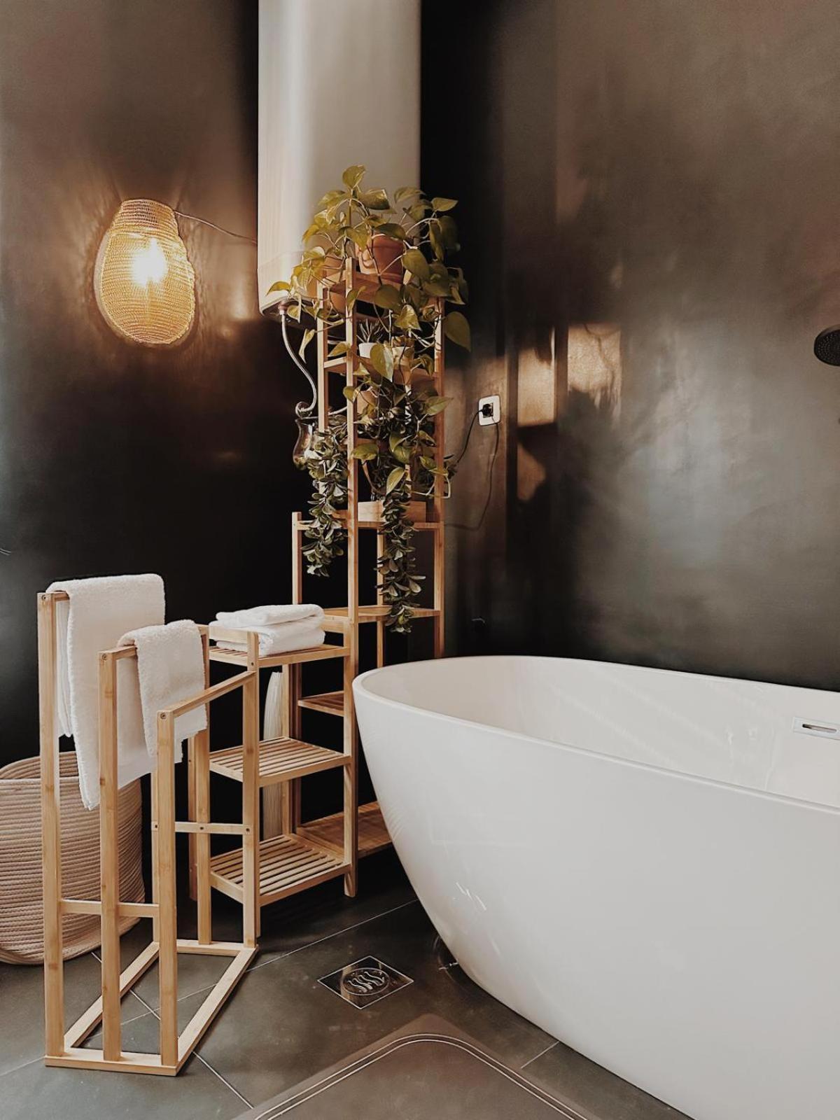 White Lotus - Luxury *
