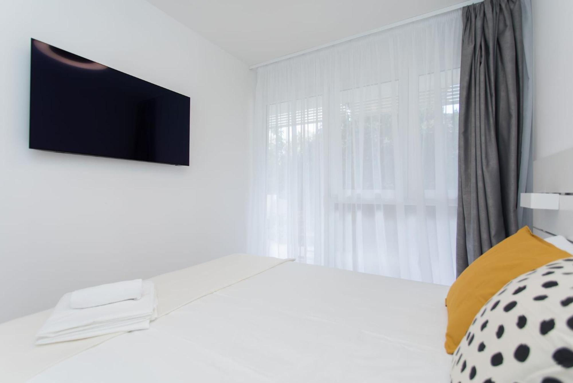 Apartment Lumi's Perfect Place Near With Garden & Free Public Parking