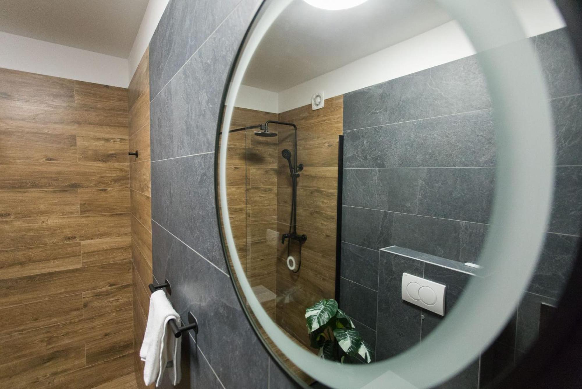 Apartment Lumi's Perfect Place Near With Garden & Free Public Parking