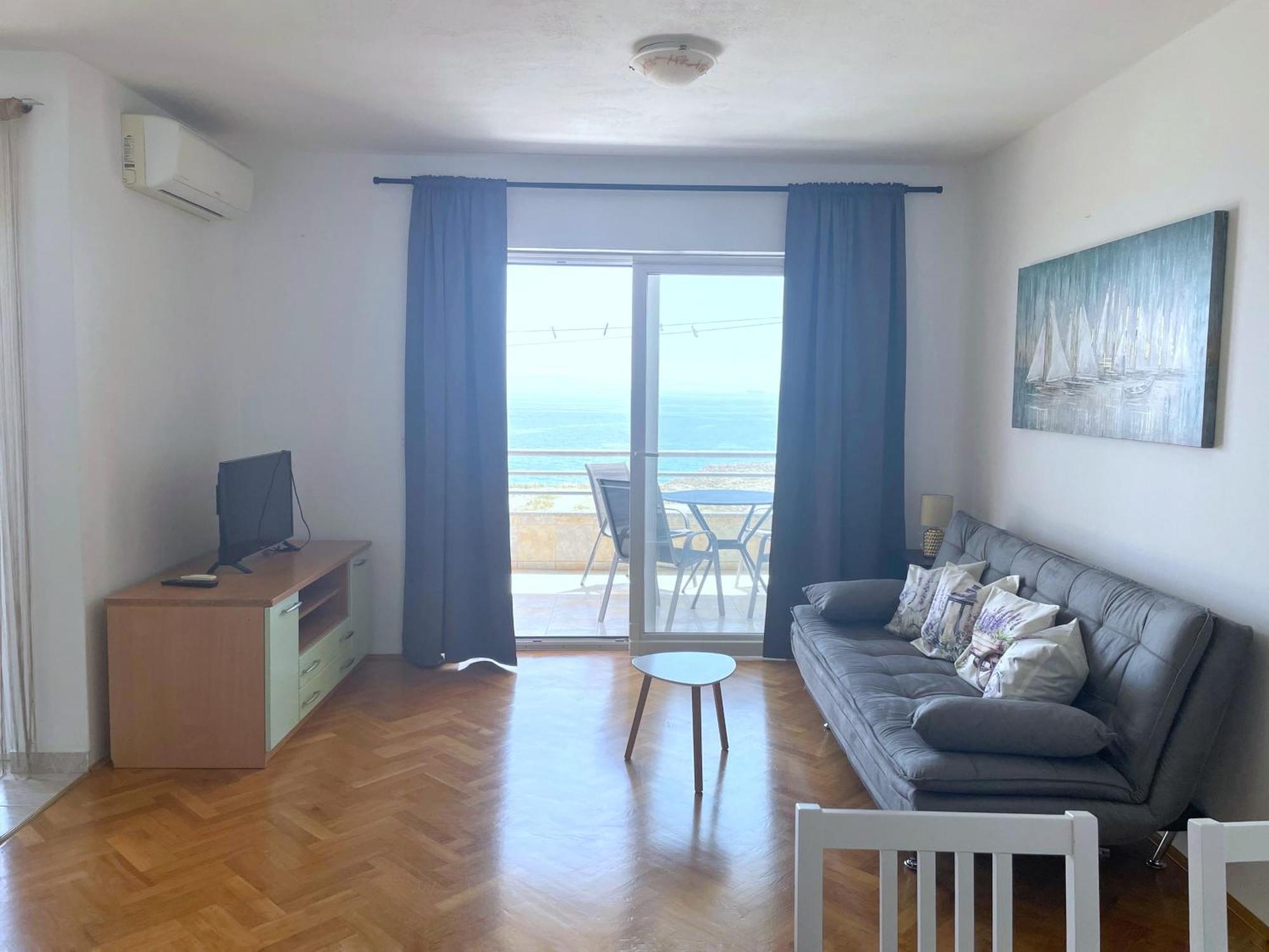 Lo- Sunny Sea View