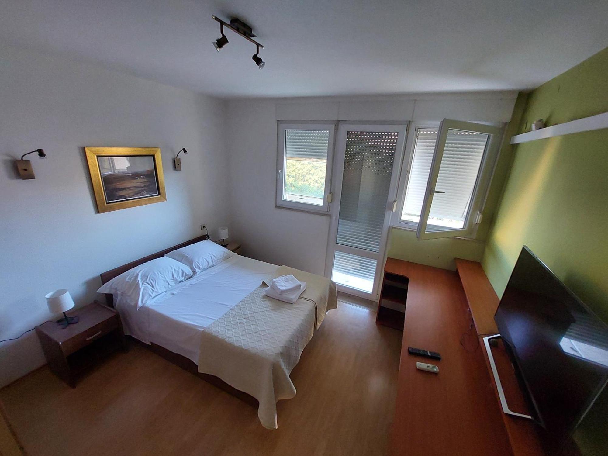 Jela Apartment *