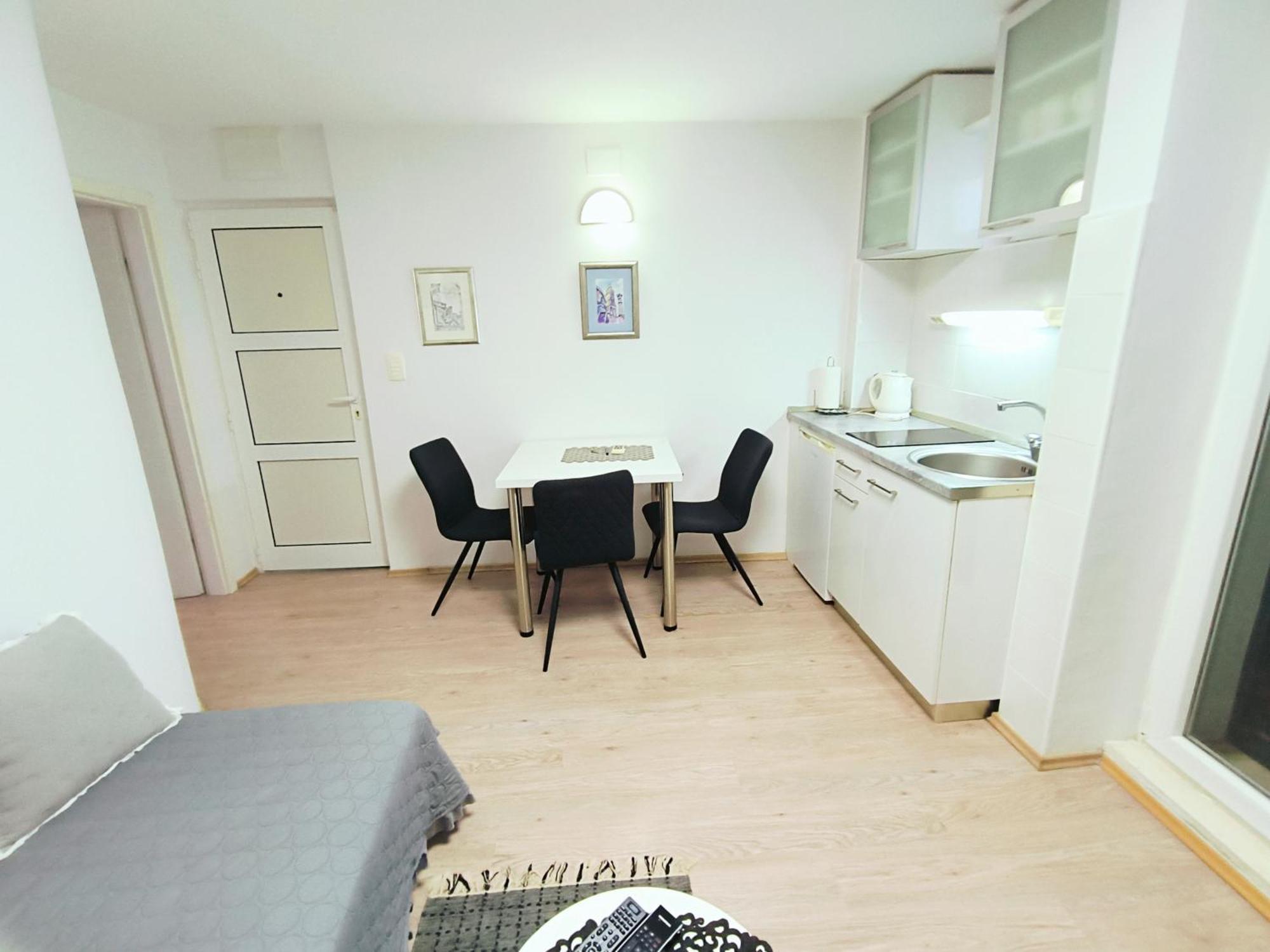 Iron Gates Apartment *