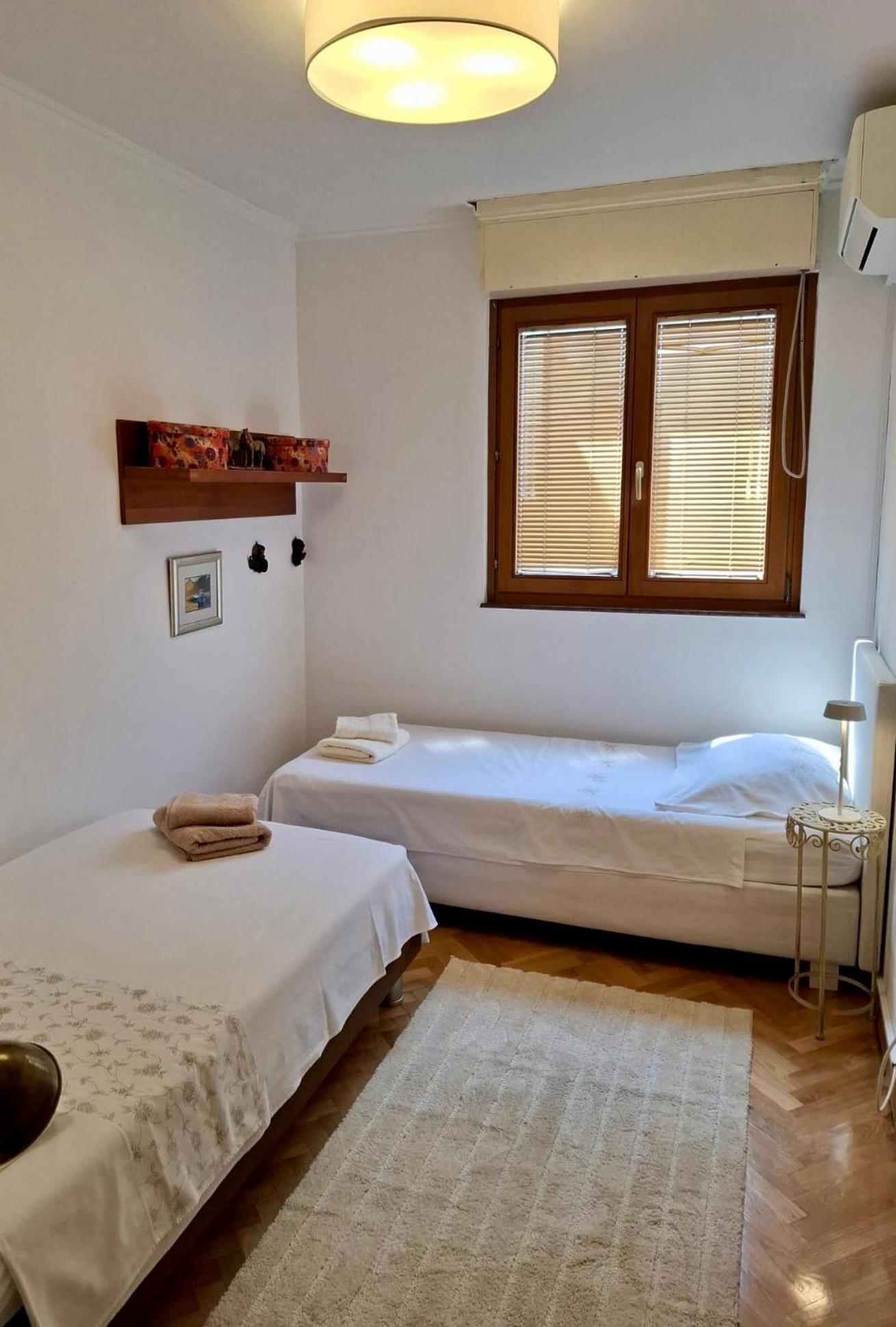 Bizzbuzz Apartment Split