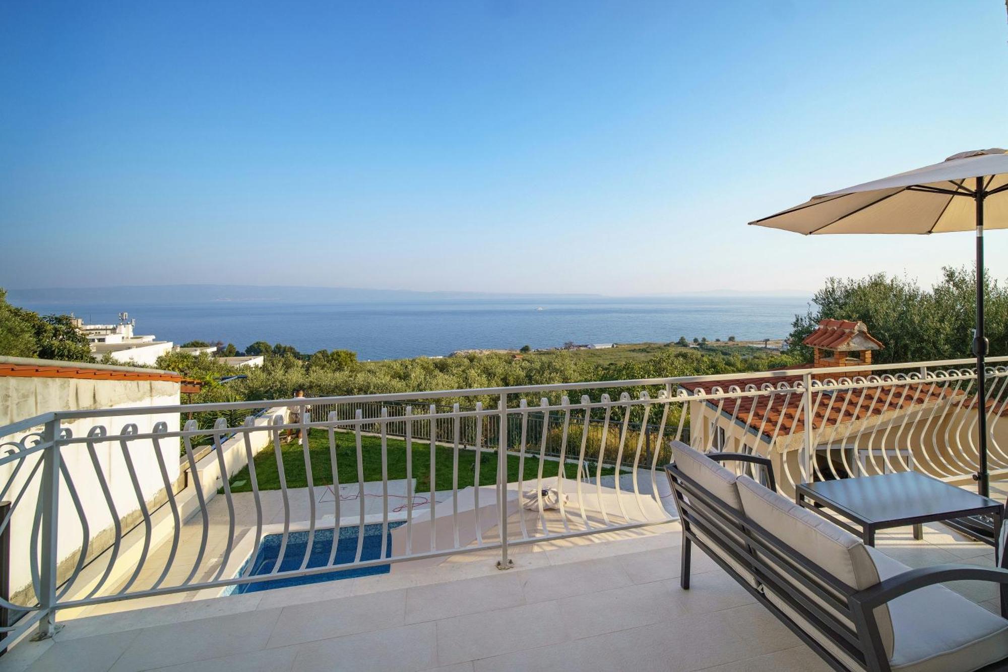L&l With Swimming Pool And Seaview *