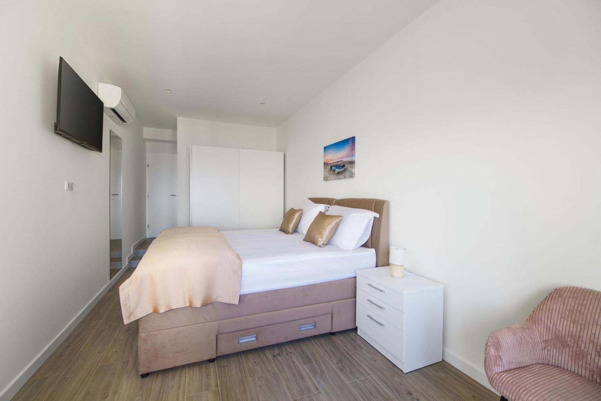 L&l With Swimming Pool And Seaview Apartment