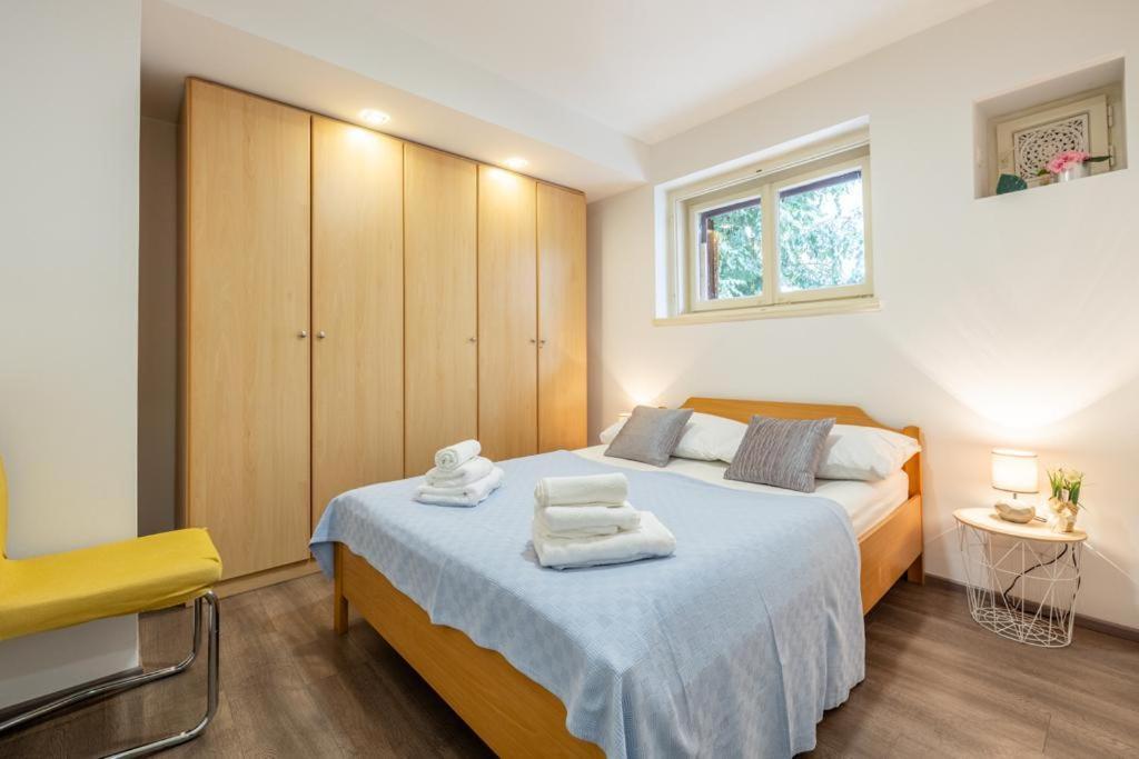 Josko - Combine Parking&beach&old Town