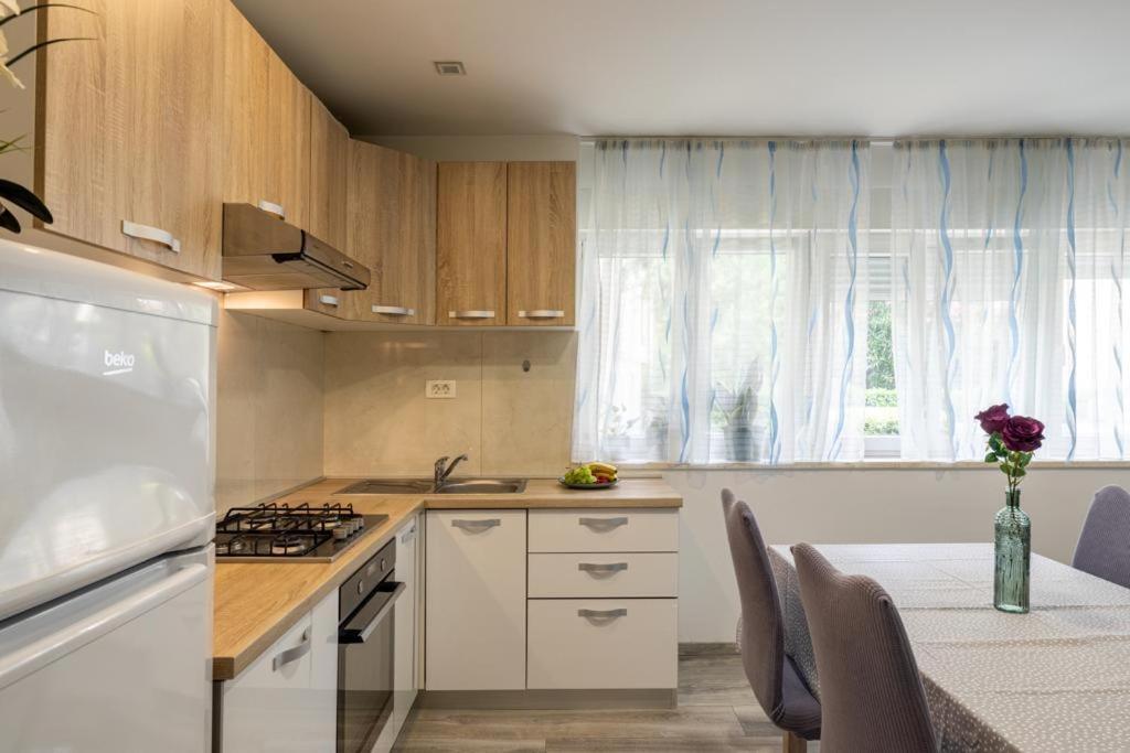 Josko - Combine Parking&beach&old Town * Split