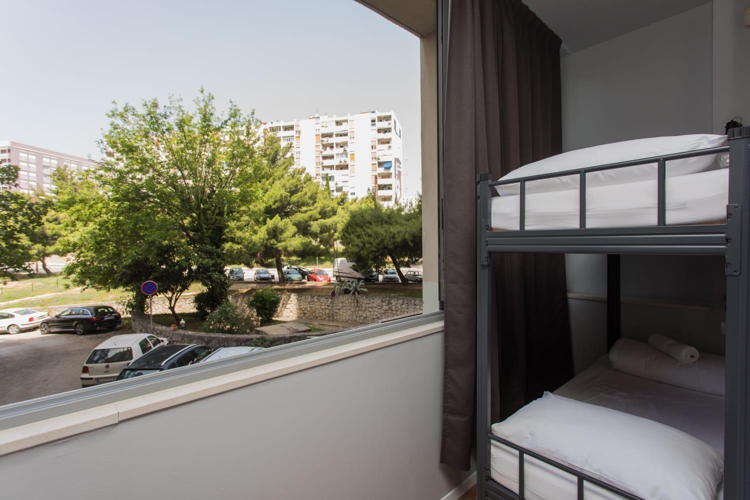 Cool , Hostel