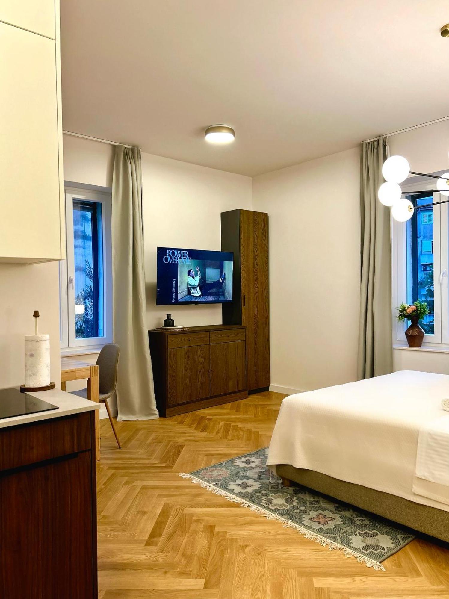 Josephine Apartment Split