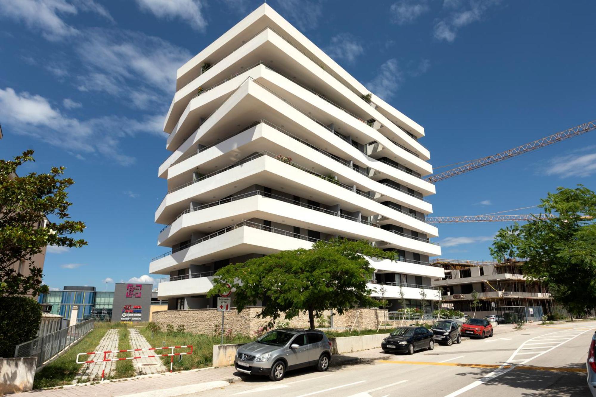 Elena Elua Apartment *