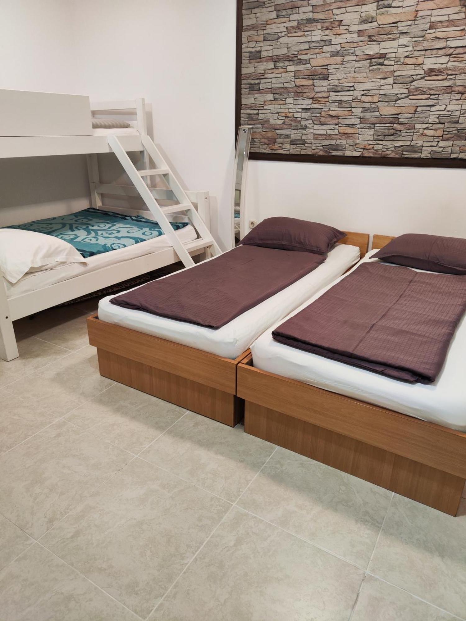 Iron Gates Apartment *