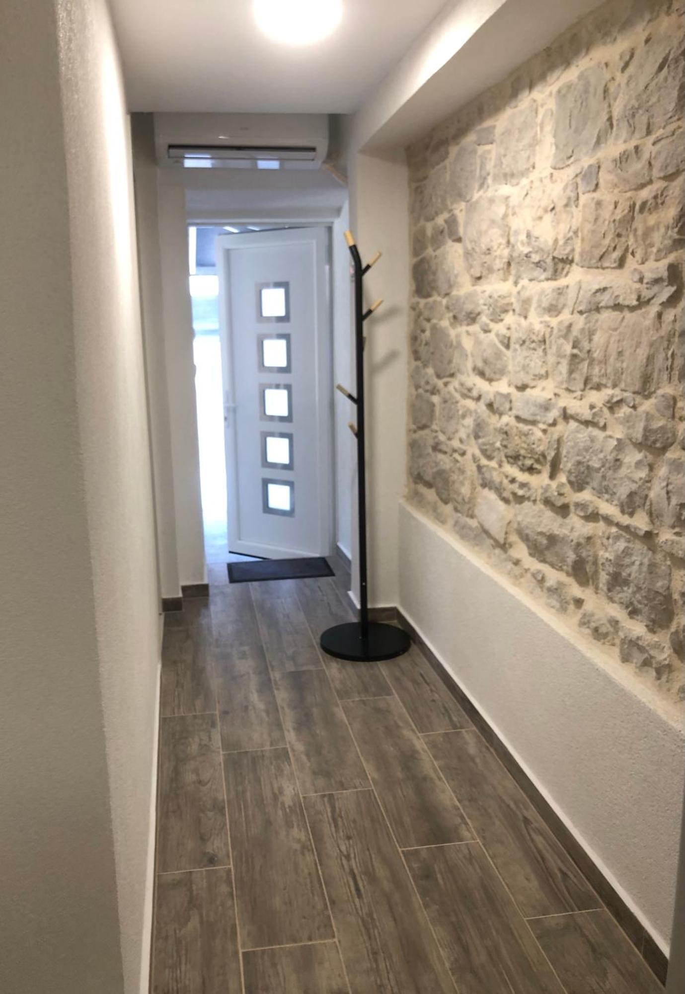 Blue Moon Split- Free Parking Apartment Split