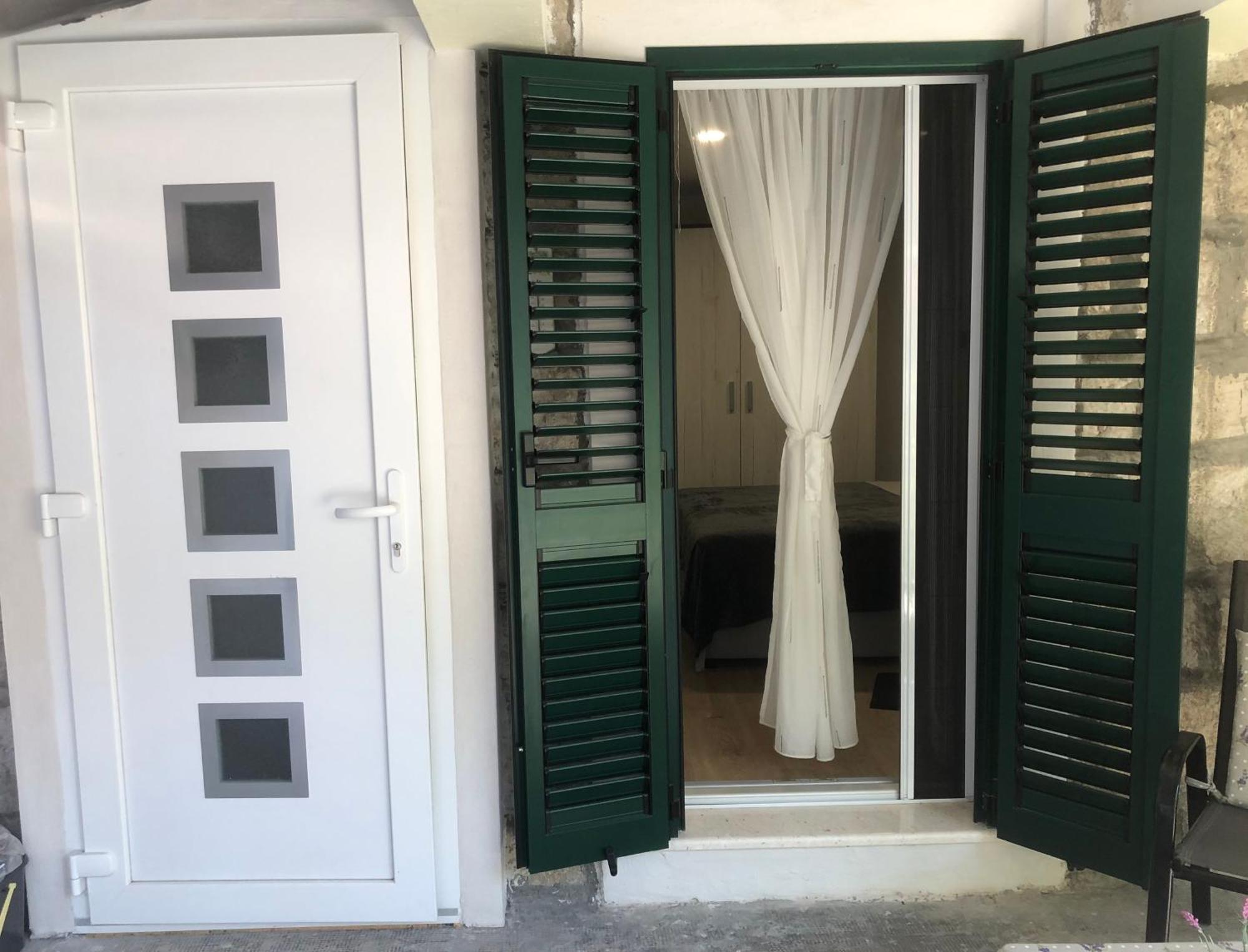 Blue Moon Split- Free Parking Apartment Split