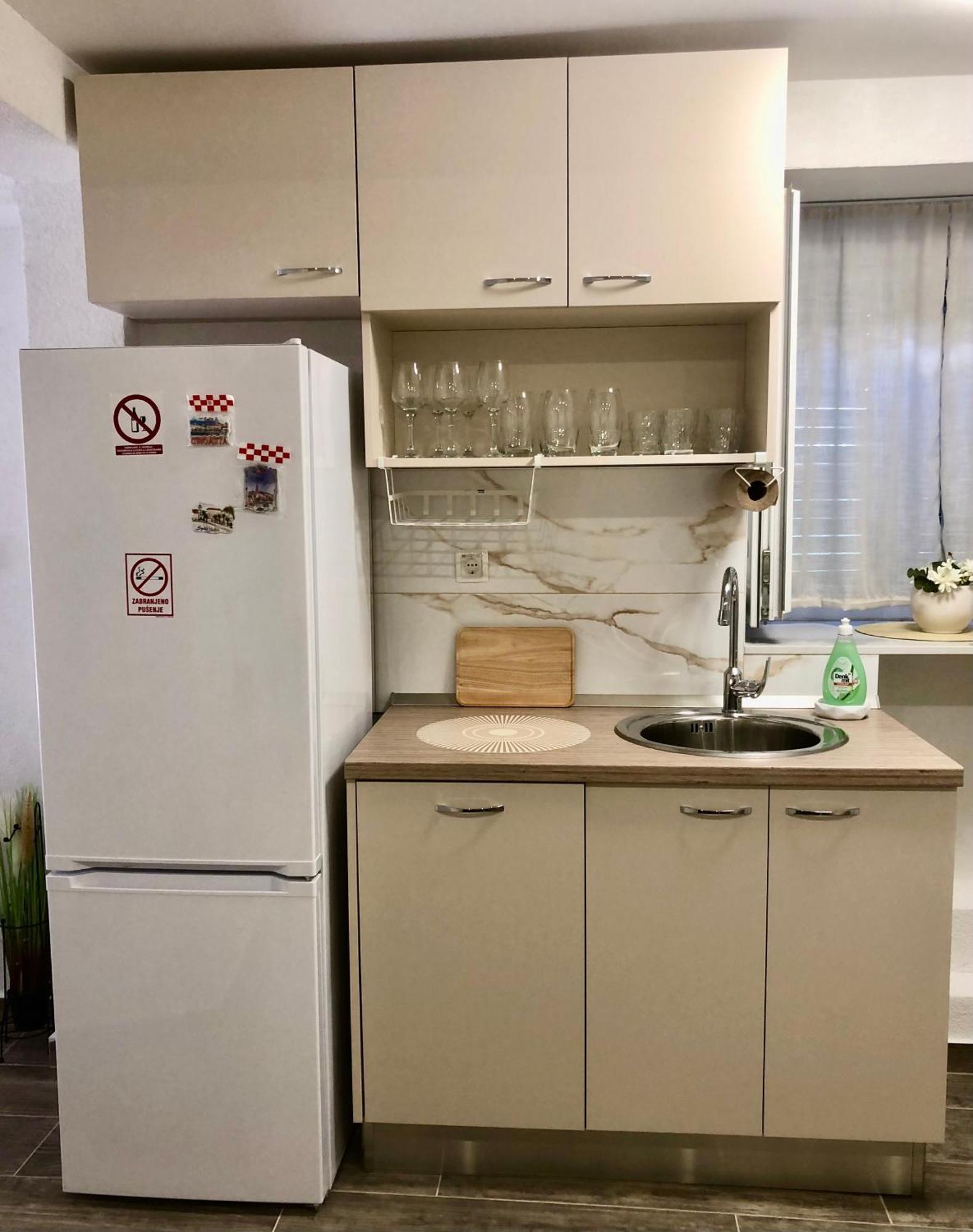 Blue Moon Split- Free Parking Apartment Split