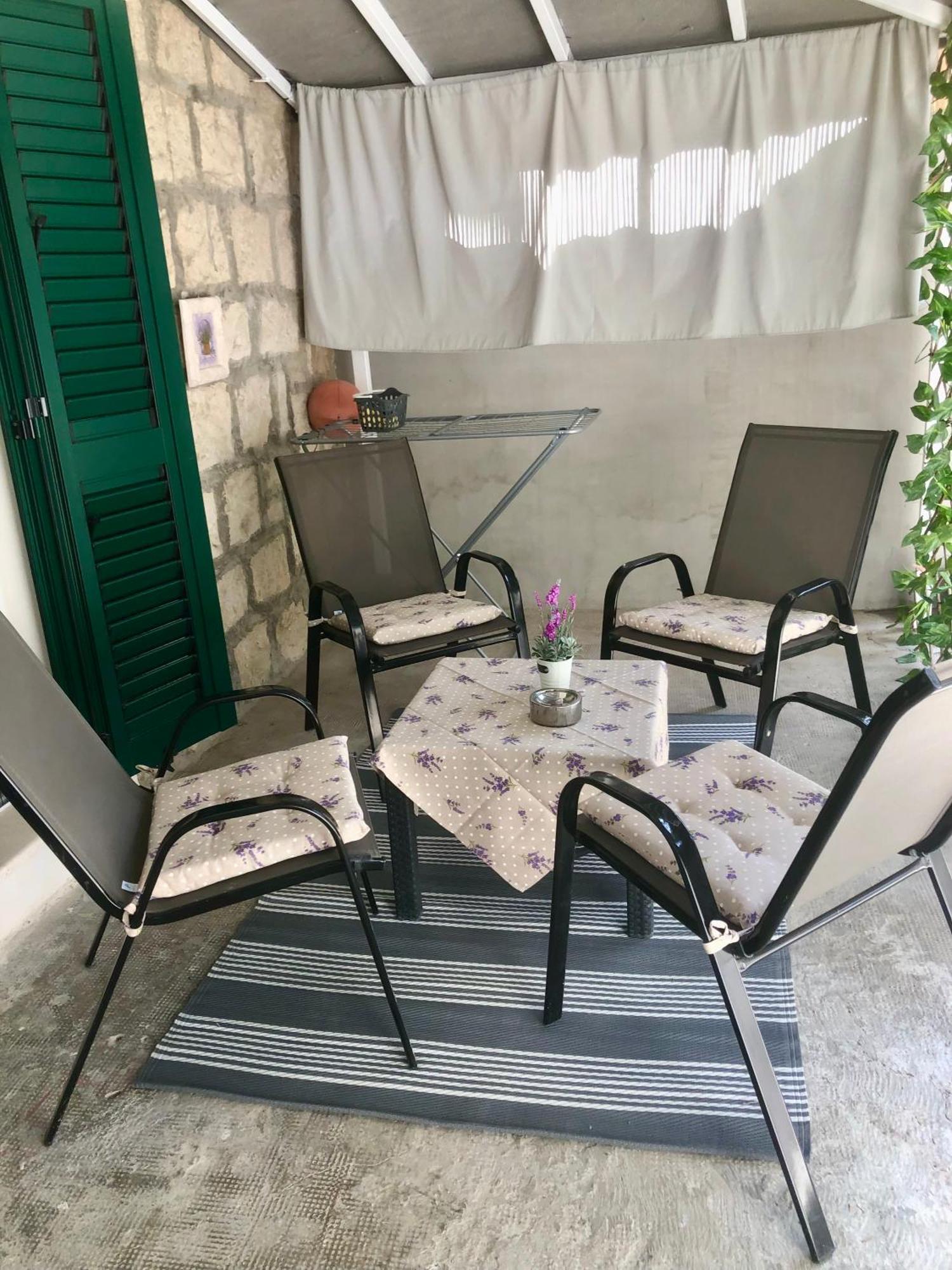 Blue Moon Split- Free Parking Apartment Split