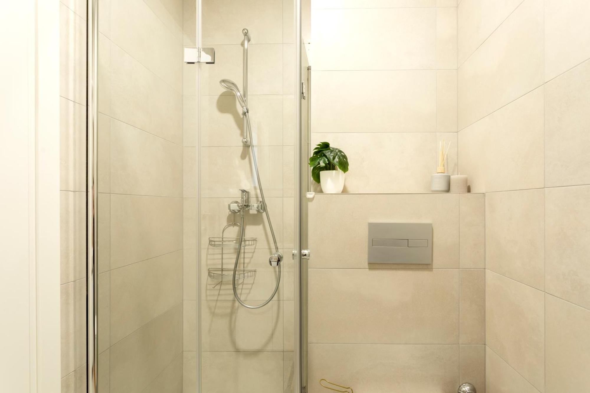Elena Elua Apartment Split
