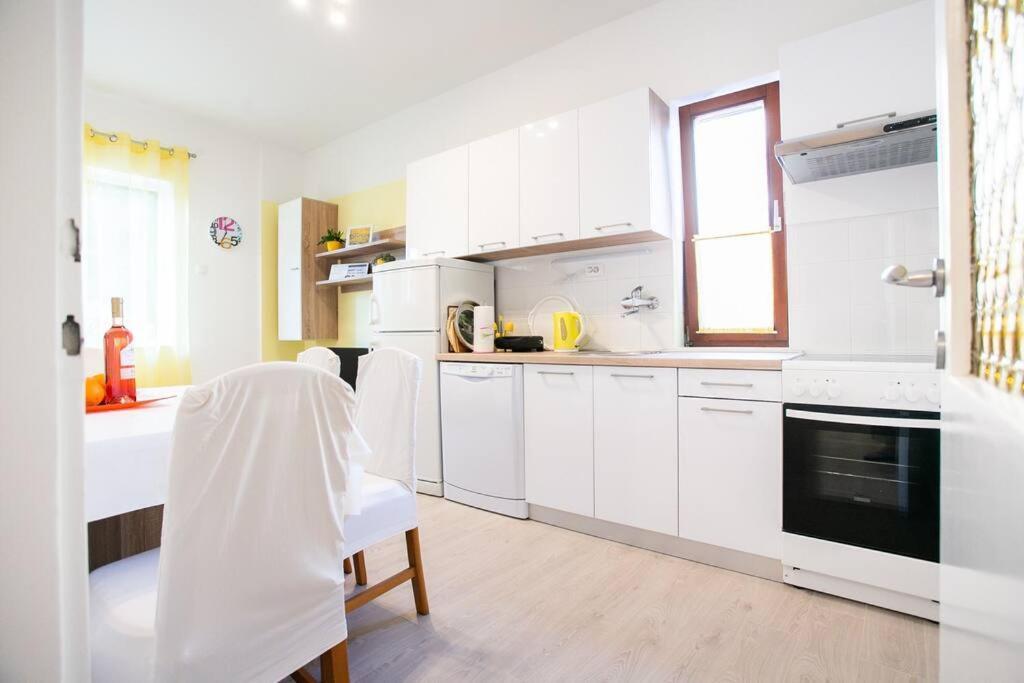 Apartment David, 2mins From Town Centre Split