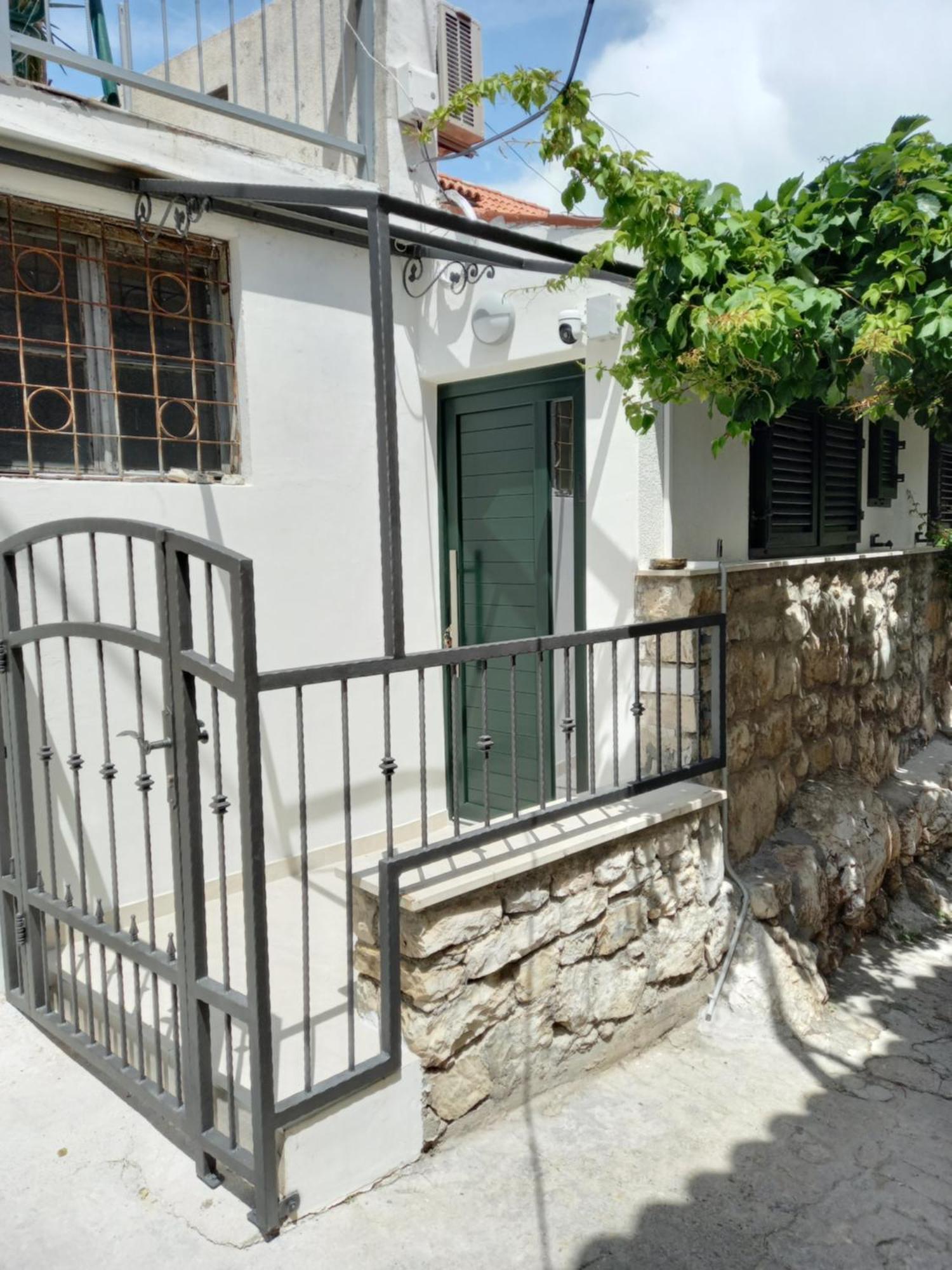 Guest house Downtown Modern Split