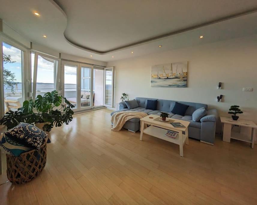 Seaside Bliss In Apartment Split