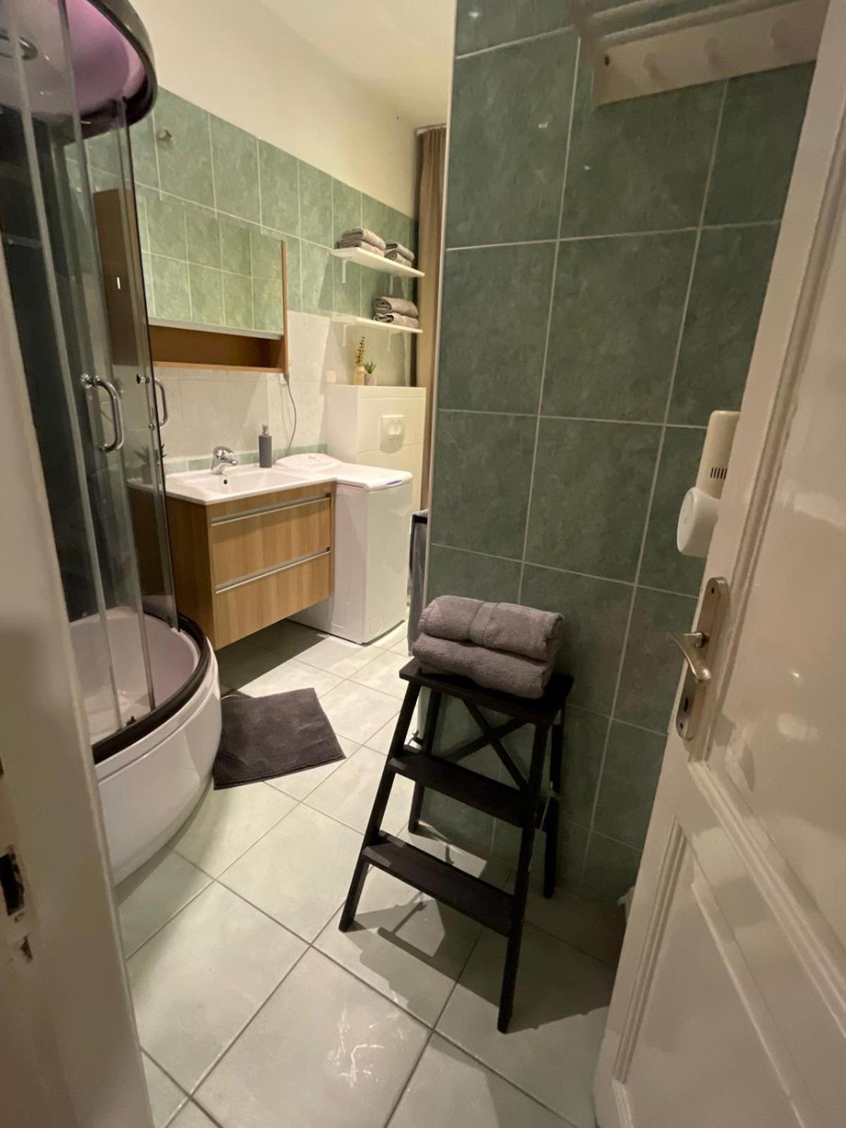 Reful Apartment Split