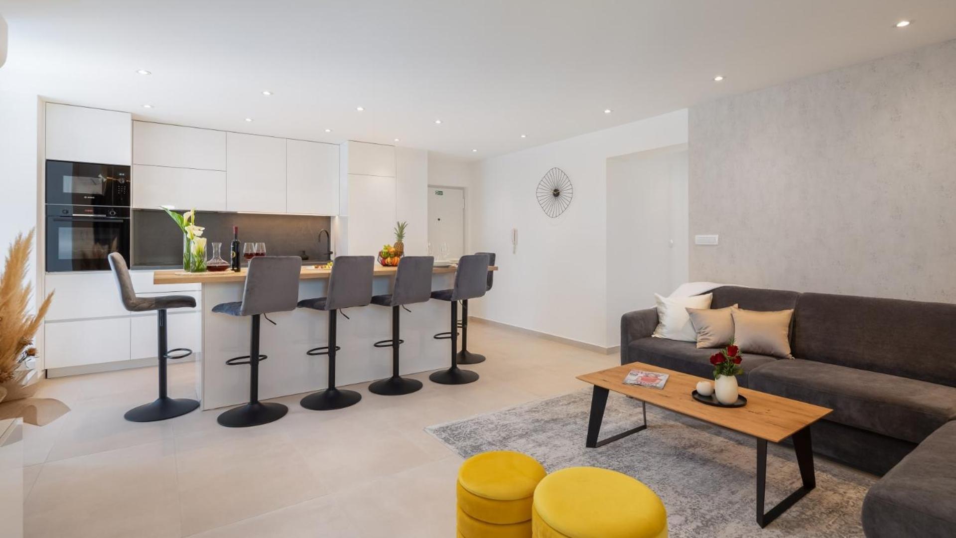 Luxury Silvery In Center With Jacuzzi, Sauna And Parking *