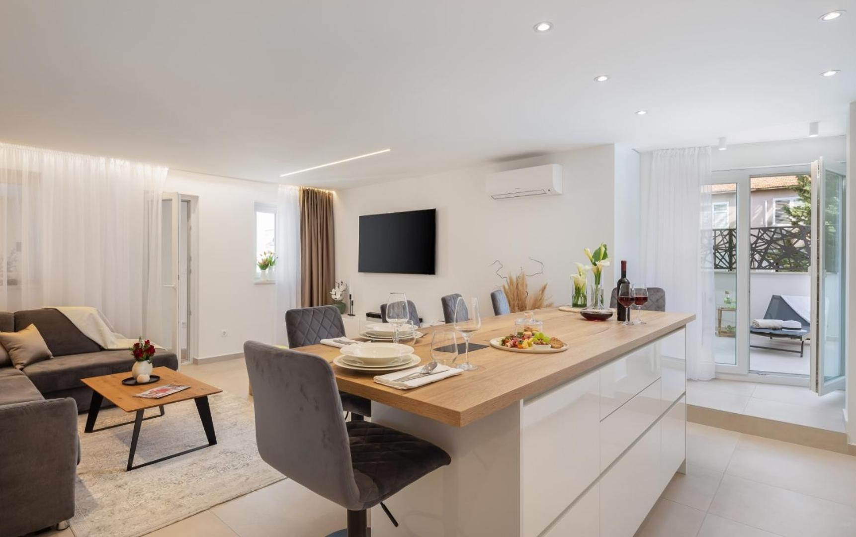Luxury Silvery In Center With Jacuzzi, Sauna And Parking Split