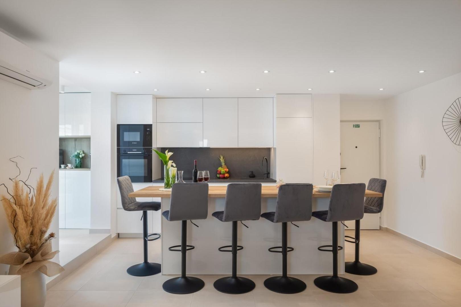 Luxury Silvery In Center With Jacuzzi, Sauna And Parking * Split