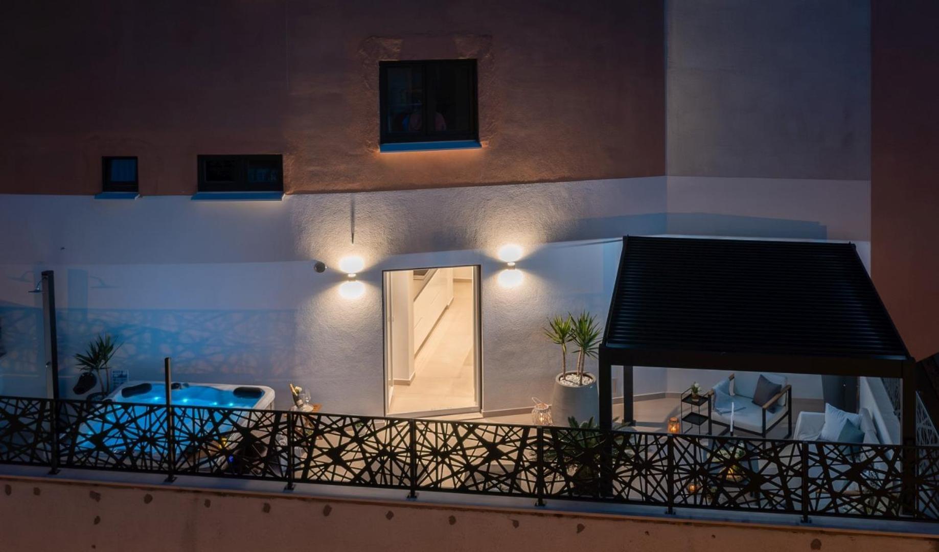 Luxury Silvery In Center With Jacuzzi, Sauna And Parking Split